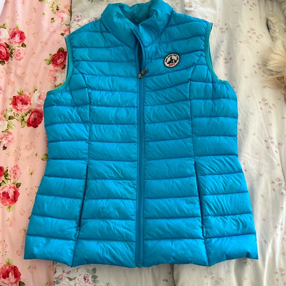 Small, slim fit. Spring summer weight “puffy” vest.